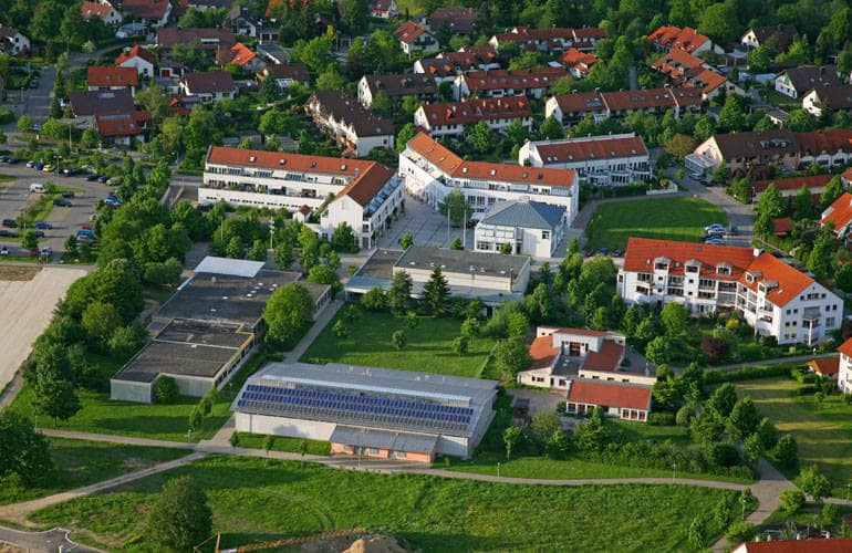 Luftbild Ortsmitte Riedlen mit Rathaus, Grundschule und Sporthallen