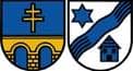 Links das Wappen von Donaustetten: ein blauer Wellenschräglingsbalken (symbolisiert die Donau), darüber ein sechstrahliger Stern, darunter ein blaues Haus, daneben das Wappen von Gögglingen: eine aus dem unteren Schildrand wachsende zweibogige gelbe Brücke, darüber das sogenannte Patriarchenhochkreuz
